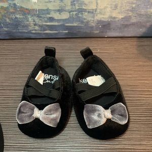 NWOT Kensie Baby girl newborn shoes 0-6 months